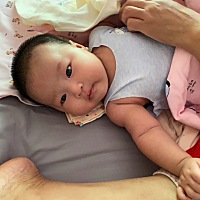 我千挑万选了一双鞋，以为很合脚，穿了之后被磨得鲜血淋漓。我想把鞋扔了，那可舍不得当时买鞋送的一双...