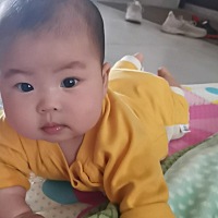 大家有什么方法可以让她不要趴着睡吗？老是翻身，一晚上我要给她翻无数次，快崩溃了，睡不安稳，老是担...