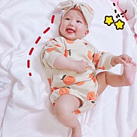 我们六个月啦，体重16，身高71，会发音麻麻，会匍匐前进，还不会独坐，不喜米糊