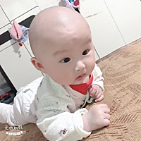 四个月宝宝睡觉不多了 你们的宝宝睡觉时间是什么样子的。我这上午不爱喝奶 也不爱睡觉 白天就睡两三个小...