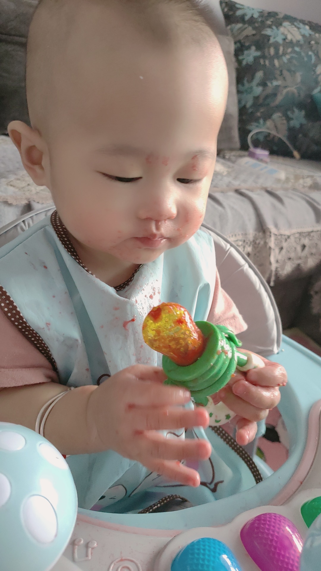 不光要吃  还要时不时拿手抓一抓  😂