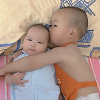 我说把妹妹送人了，哥哥抱着不让