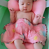 洗了澡澡很舒服，就是孩子脸上湿疹下不去，各种办法试，疫苗都打不了，各位朋妈妈们谁有好办法