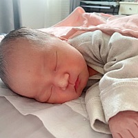 求问各位宝妈们，宝宝睡着就哼哼……还总是一惊！请问正常么？？？