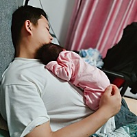 “爸爸上班去了，爸爸会想你的。” 还没睡醒，朦朦胧胧听到老公对闺女爱的告白。 到家就各种盘闺女，是...