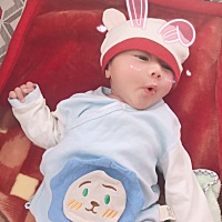 宝宝今天一个月5天了，体重4.7公斤，身高58厘米，愿一直健康成长！