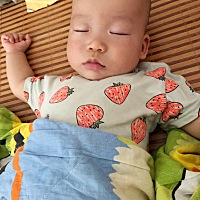 宝宝马上八个月了，去体检医生说宝宝营养不良母乳不足吃不饱，让断奶，但是宝宝不肯吃奶瓶也不肯喝奶粉...