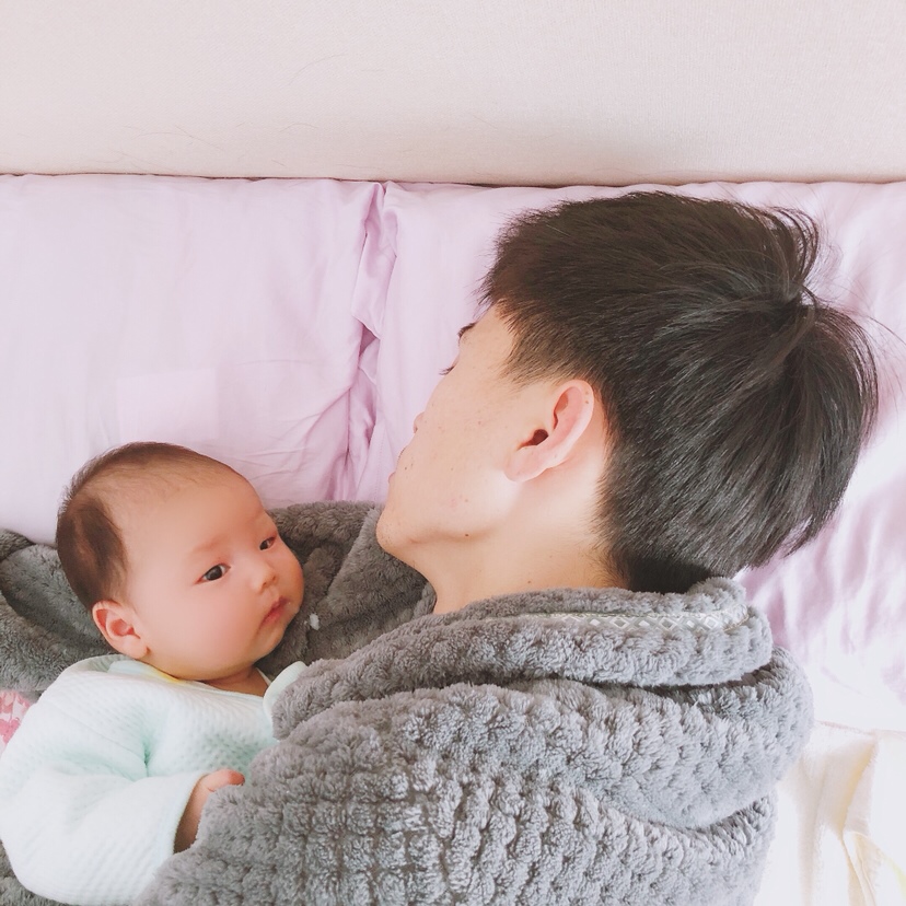 被儿子带睡着了