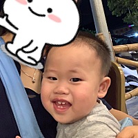 超有镜头感的弟弟，举起相机看到自己的样子就笑，可能跟我们小时候给他看镜子里的自己有关，一看到就笑。