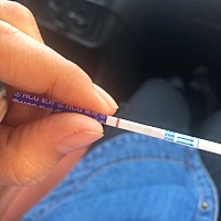 5月10号排卵，今早上测白板，过了15分钟又出现一条杠，图片不太清楚，几乎看不见，但是还是能看得到一点...