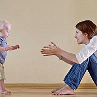 宝宝会爬以后，家长最关心的就是宝宝什么时候会走。宝宝一般 9～12 个月的时候能站立起来，有的可以扶着...