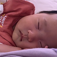 宝宝最近晚上只要熄灯了，喂饱奶，给她放在床上自己玩一会就睡啦，从此告别抱睡，太赞啦，麻麻爱你哦😘