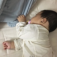 上厕所不敢关门，不敢蹲太久，冲马桶小心翼翼，洗头只洗一遍，不上护发素，不敢睡太沉，不敢吃太慢，不...
