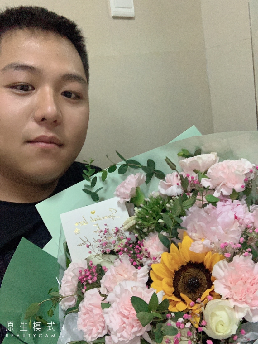 产房外焦急的等待了8个半小时，顺产生下一女宝宝！