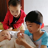 因为生老二在医院住了一个星期没人管大宝，叫他一个表叔带的，因为表叔也是个游戏和控，所以娃娃就迷上...