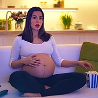 ❤对于不同的准妈妈来说，在孕晚期的身体感觉和反应都是有所不同的，那么孕晚期肚子下坠疼是怎么回事呢...