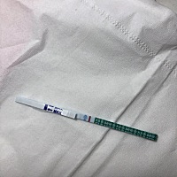 😂😂😂本来今天来姨妈，怀孕试纸好像有点灰印，但是排卵试纸怎么也弱阳，估计是不是假阳了
