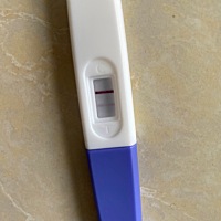 姐妹们大姨妈推迟三天了。今天早上测了一下。这是什么情况看不懂，不可能是怀孕了吧。大师指导