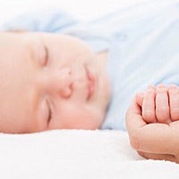 许多家长担心宝宝白天小睡会影响晚上的睡眠，认为白天不让他睡觉，多消耗一些精力，他就能在晚上睡得更...