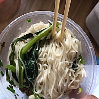一個人帶娃去打預防針，早餐沒吃，餓的慌，在路上買了碗粉，趕緊回家，正準備吃，娃就鬧了，趕緊換尿布...