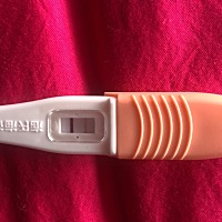 各位姐妹们，昨晚上测的早早孕，刚开始白板，心灰意冷，果断扔了，结果今天早上一看，是这样，有遇到过...