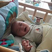 宝宝快四个月了，要抱不动了手没力气