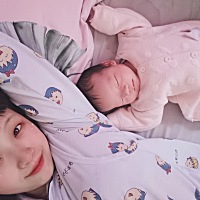 他脐带都干了，俺妈给他涂的香油，还是没掉 这样不掉正常吗