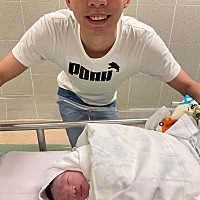 记录一下我家小皮蛋出生的日子，6.4斤，他爸说他矮肥圆，看爸爸的笑容就知道有多喜欢你啦，要健康快乐的...
