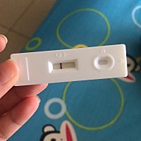 有姨妈的感觉，但是三天没来了，就测了一下，还是大白板，空欢喜一场，又没有大姨妈没来测了白板却还怀...