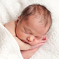 发现宝宝一侧头睡扁了，怎么纠正过来啊?现在还来得及吗? 根据美国儿科学会的数据显示，有高达三分之一的...