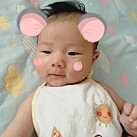 大宝上三年级了，二宝一个多月，出了月子就是一个人照顾这两个孩子，老公在外地工作，每次买菜都要凑二...