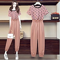 在这里给大家推荐一款套装，面料舒适，超级个性显瘦，码数足够度过这个阶段