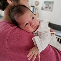 姥爷说腿会弯让绑腿，姥姥让睡“漂亮的”大扁头，爷爷说脚底缠面团辟邪，奶奶没满月不让洗澡…………爸...
