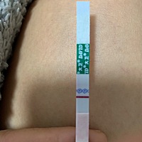 昨天测的时候印子还看的不是很清楚，今天早上又测了下，这个是怀孕了么？感觉有个淡淡的印子。你们看的...