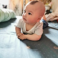 这个宝宝有点可爱哟