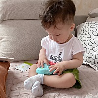 亲亲大宝贝 不爱喝奶奶，调皮得很，太调皮了…… 就喜欢吃母乳，玩一玩就想来两口