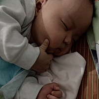我想问下各位宝妈们，小宝宝可以穿短袖吗，夏天那么热，穿长袖都出汗了