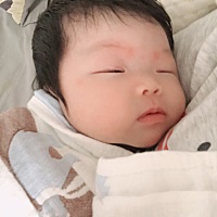 贴着妈妈怀抱睡觉的小女孩