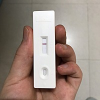 大姨妈延迟4天，用毓婷测试卡测的，隐隐约约有点印记，不知道是测试卡本来就会有的底色还是可能有好孕了...