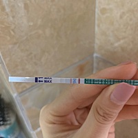 上个月29号来的姨妈，但每次来姨妈都是会提前两三天那种，按理说没怀孕今天是会来姨妈的，但今天测了下...