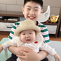 过得真快 闺女两个月了 经过漫长的宅家网课 哥哥终于复课了 妹妹每天都会看手机里哥哥的照片傻笑  哥哥...
