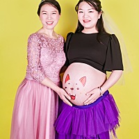 被影楼套路二销。额外花了380块钱做12寸相册，24张，才把底片发给我。很想发朋友圈，但是不敢发露肚子的...