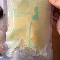 冰箱里面的冷冻奶拿出来有白色渣渣和絮状物 如何区分是否变质？