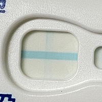 5.1号开始大姨妈，不知道什么时候排卵，今天下午4点测的，白板，刚才一看，这样了，这是有了还是没有？