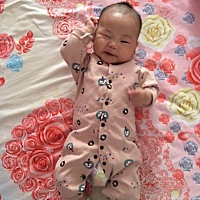 纯母乳喂养，体重轻还不到13斤，哎，不知道要不要给他断了，奶粉又不喝～愁死老母亲了