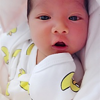 忍不住想多拍拍你的照片😋，十一天的你越来越可爱啦，麻麻心都化了，荣升晒娃狂魔🌞