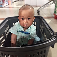 我和他爸爸都白，我儿子不白的呢？调皮捣蛋的小家伙，一刻不闲着