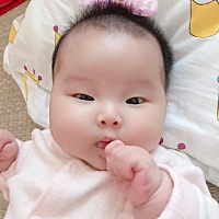 白天大概5小时睡眠，容易惊吓反射，晚上快10点才睡，哄睡不要喝母乳，4点开始用力💩、起床：7点，醒了...