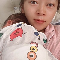 吃完奶拍嗝抱一会就入睡的宝宝
