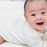 x 定时喂奶才能培养宝宝良好的喝奶习惯 √ 母乳应按需喂养 如果是配方奶喂养，奶粉的营养是均衡的，一般...